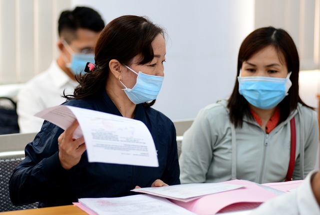 Người dân làm thủ tục hành chính.jpg Người dân làm thủ tục hành chính.jpg