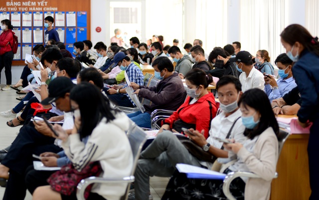 Người dân làm thủ tục hành chính.jpg Người dân làm thủ tục hành chính.jpg