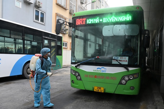 Covid-19 lan rộng, Hà Nội phun khử trùng hàng loạt xe BRT - 2 Covid-19 lan rộng, Hà Nội phun khử trùng hàng loạt xe BRT - 2