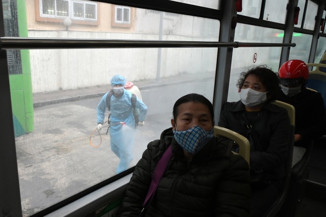 Covid-19 lan rộng, Hà Nội phun khử trùng hàng loạt xe BRT - 7 Covid-19 lan rộng, Hà Nội phun khử trùng hàng loạt xe BRT - 7