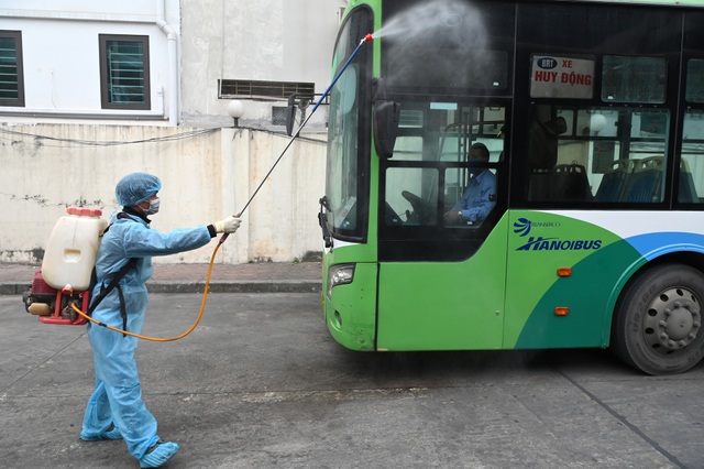 Covid-19 lan rộng, Hà Nội phun khử trùng hàng loạt xe BRT - 3