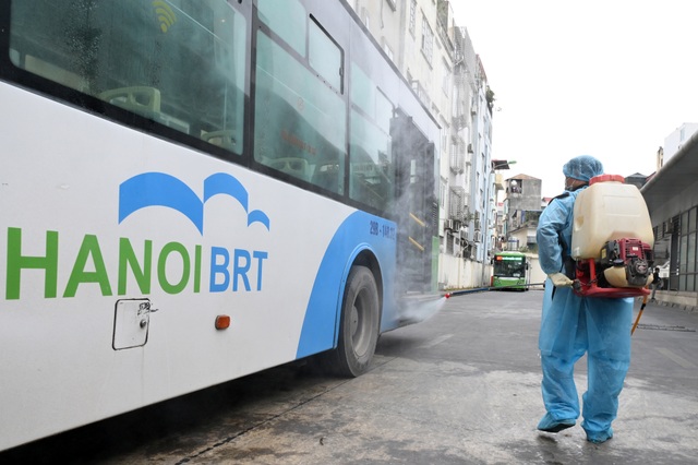 Covid-19 lan rộng, Hà Nội phun khử trùng hàng loạt xe BRT - 4 Covid-19 lan rộng, Hà Nội phun khử trùng hàng loạt xe BRT - 4