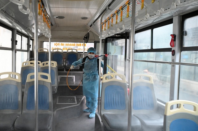 Covid-19 lan rộng, Hà Nội phun khử trùng hàng loạt xe BRT - 5 Covid-19 lan rộng, Hà Nội phun khử trùng hàng loạt xe BRT - 5