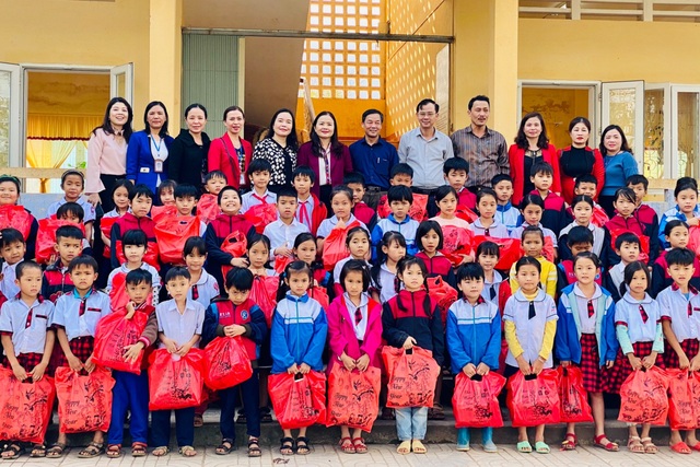 Tặng quà đến giáo viên, học sinh có hoàn cảnh khó khăn dịp Tết - 1 Tặng quà đến giáo viên, học sinh có hoàn cảnh khó khăn dịp Tết - 1