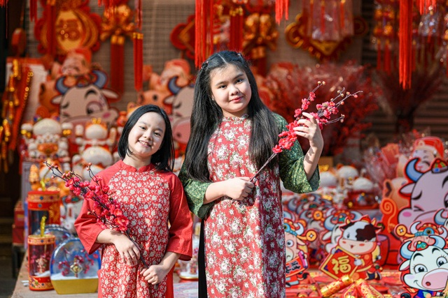 Hang Ma Street dyed red, attracting visitors to take check-in photos - 3