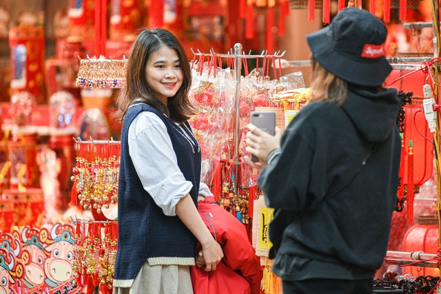 Phố Hàng Mã nhuộm sắc đỏ, hút du khách đổ về chụp ảnh check-in - 7