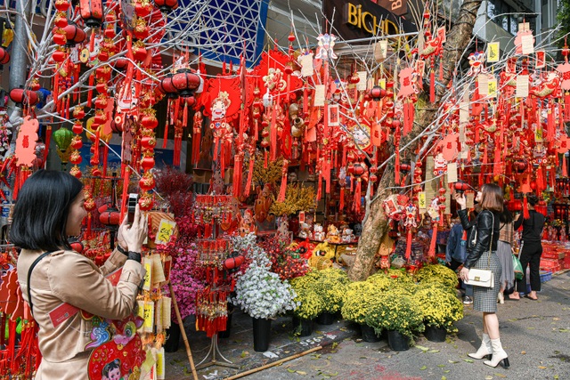 Hang Ma Street dyed red, attracting visitors to take check-in photos - 5