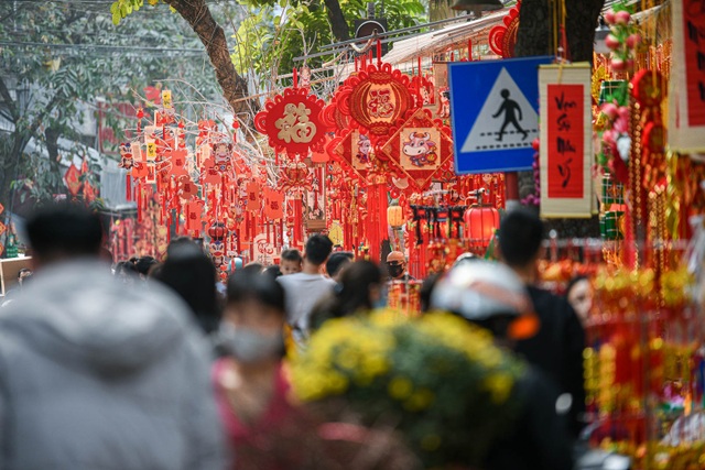 Hang Ma Street dyed red, attracting visitors to take check-in photos - 1