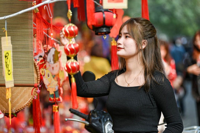 Hang Ma Street dyed red, attracting visitors to take check-in photos - 9
