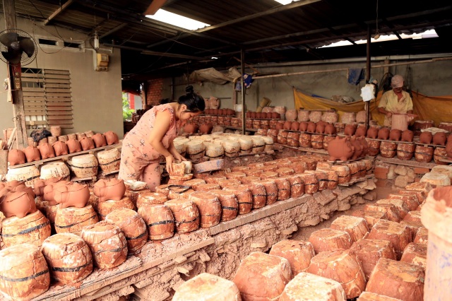Về làng gốm lớn nhất Bình Dương xem thợ làm trâu vàng đón Tết - 10