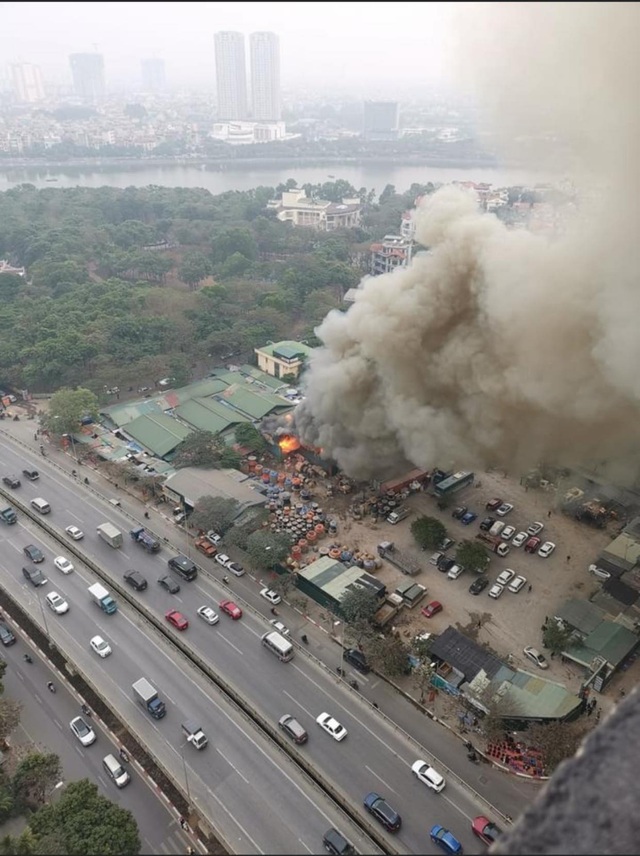 Cháy tại chợ Xanh Linh Đàm, cột khói bốc cao hàng chục mét - 2 Cháy tại chợ Xanh Linh Đàm, cột khói bốc cao hàng chục mét - 2