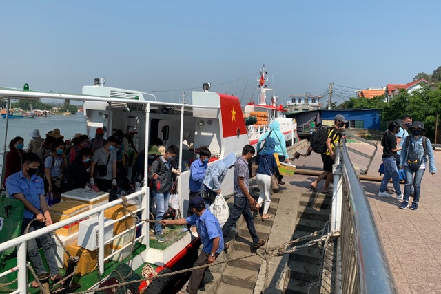 Trên 8.000 người vượt biển về nhà đón Tết - 1 Trên 8.000 người vượt biển về nhà đón Tết - 1