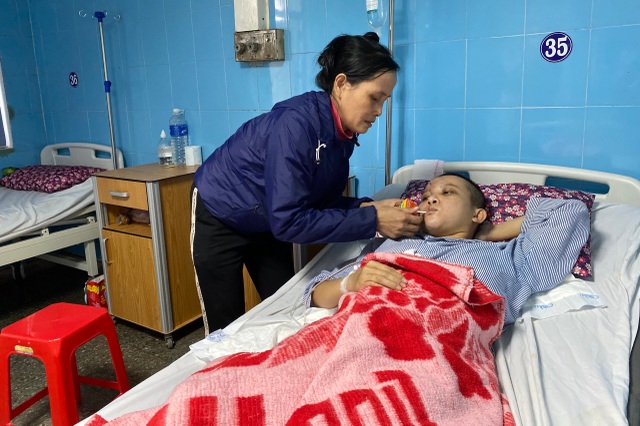 Người mẹ nghèo: Tôi quỳ gối, cúi đầu xin mọi người giúp đỡ cứu lấy cháu - 6 Người mẹ nghèo: Tôi quỳ gối, cúi đầu xin mọi người giúp đỡ cứu lấy cháu - 6