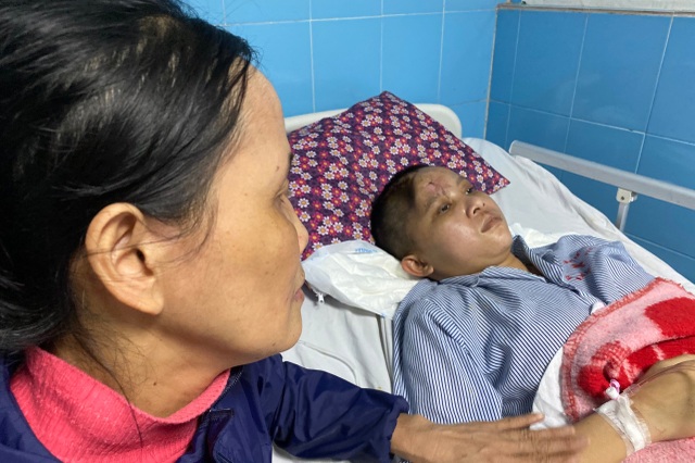 Người mẹ nghèo: Tôi quỳ gối, cúi đầu xin mọi người giúp đỡ cứu lấy cháu - 8 Người mẹ nghèo: Tôi quỳ gối, cúi đầu xin mọi người giúp đỡ cứu lấy cháu - 8