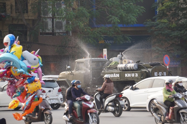 Hải Phòng phun hóa chất khử trùng các tuyến đường chính của thành phố - 4