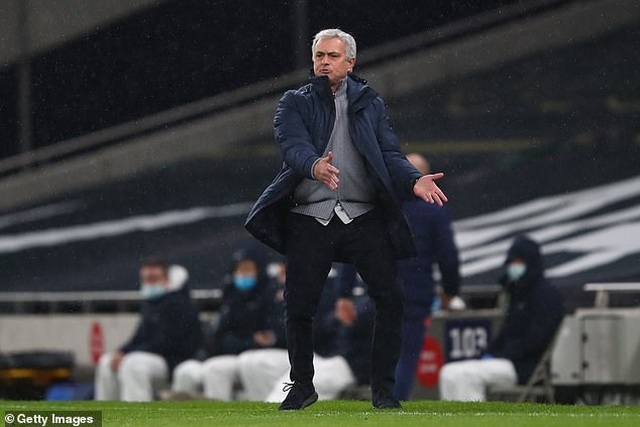 HLV Mourinho: Hàng công ghi 4 bàn thì chúng tôi mới thắng Liverpool - 2