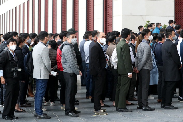 Hàng trăm người xếp hàng xét nghiệm Covid-19 trước khi vào phục vụ ĐH Đảng - 6 Hàng trăm người xếp hàng xét nghiệm Covid-19 trước khi vào phục vụ ĐH Đảng - 6