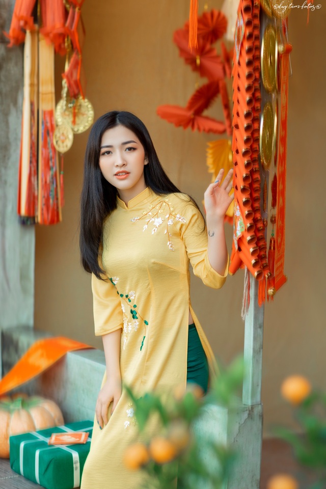 A young lady from Thanh is as beautiful as a muse, walking to welcome the early Spring - 11