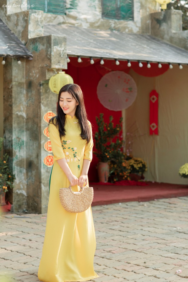 A young lady from Thanh is as beautiful as a muse, walking to welcome the early Spring - 13