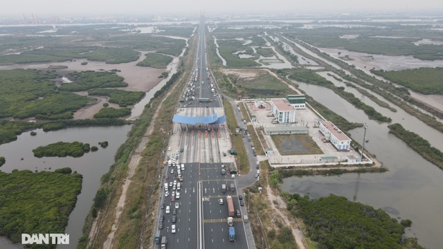Hàng nghìn người dân xếp hàng trên cao tốc khai báo y tế để vào Quảng Ninh - 1
