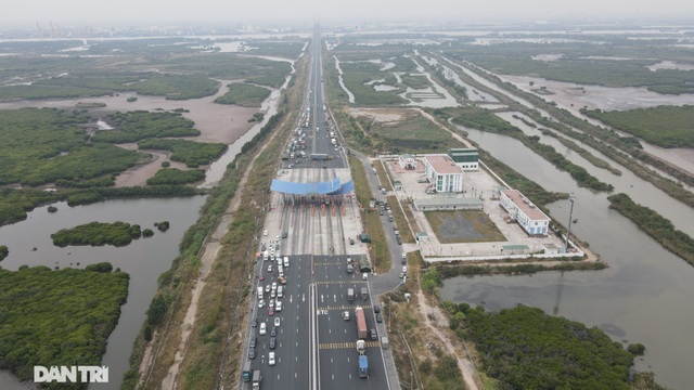 Hàng nghìn người dân xếp hàng trên cao tốc khai báo y tế để vào Quảng Ninh - 1 Hàng nghìn người dân xếp hàng trên cao tốc khai báo y tế để vào Quảng Ninh - 1