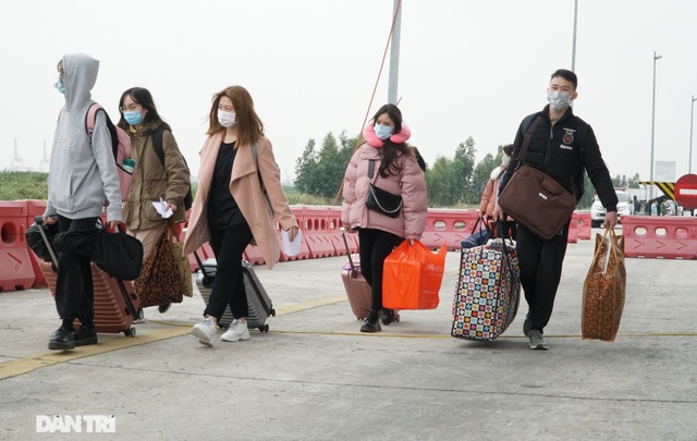 Hàng nghìn người dân xếp hàng trên cao tốc khai báo y tế để vào Quảng Ninh - 11
