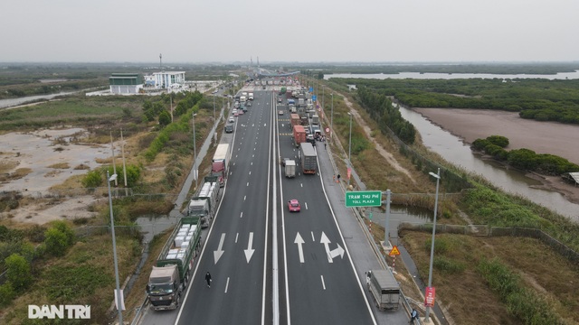 Hàng nghìn người dân xếp hàng trên cao tốc khai báo y tế để vào Quảng Ninh - 12