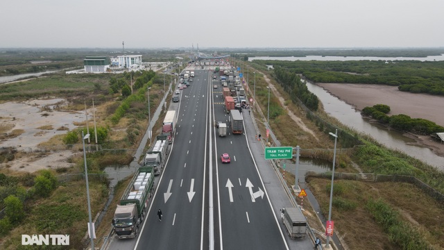 Hàng nghìn người dân xếp hàng trên cao tốc khai báo y tế để vào Quảng Ninh - 14 Hàng nghìn người dân xếp hàng trên cao tốc khai báo y tế để vào Quảng Ninh - 14