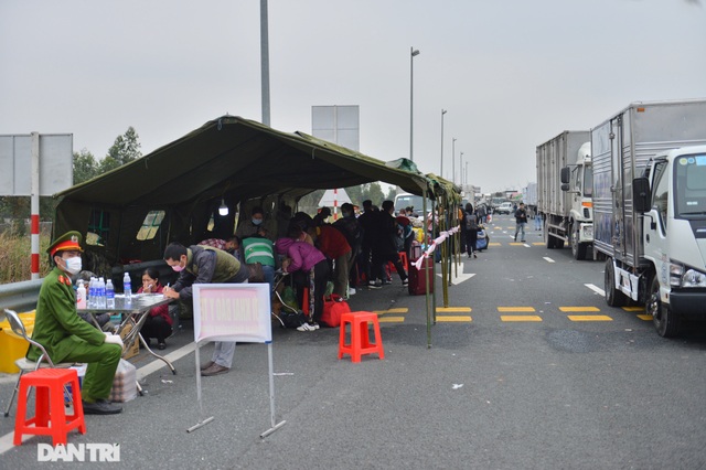 Hàng nghìn người dân xếp hàng trên cao tốc khai báo y tế để vào Quảng Ninh - 3
