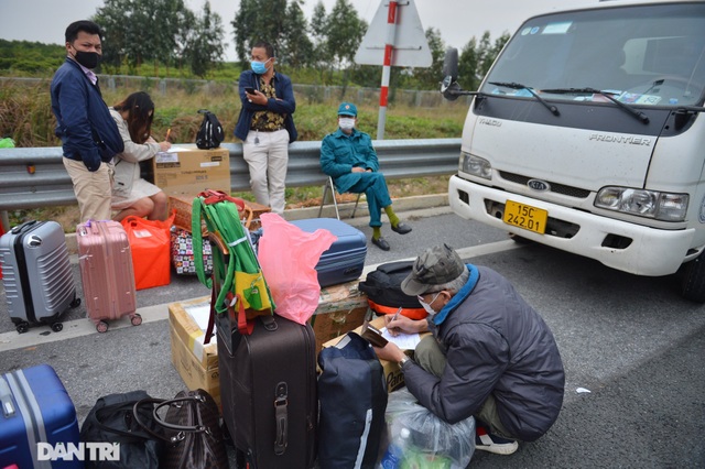 Hàng nghìn người dân xếp hàng trên cao tốc khai báo y tế để vào Quảng Ninh - 6