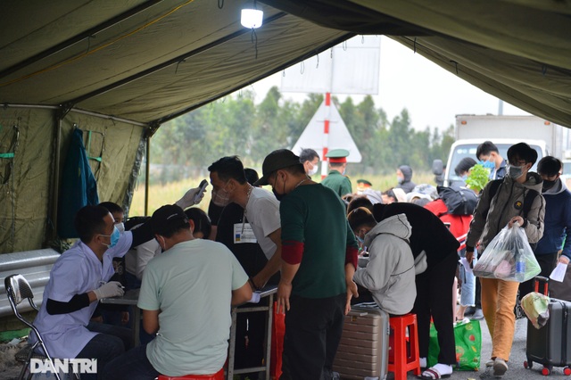 Hàng nghìn người dân xếp hàng trên cao tốc khai báo y tế để vào Quảng Ninh - 4