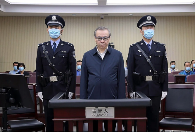Quan tham Trung Quốc giấu 3 tấn tiền mặt đã bị tử hình  - 1