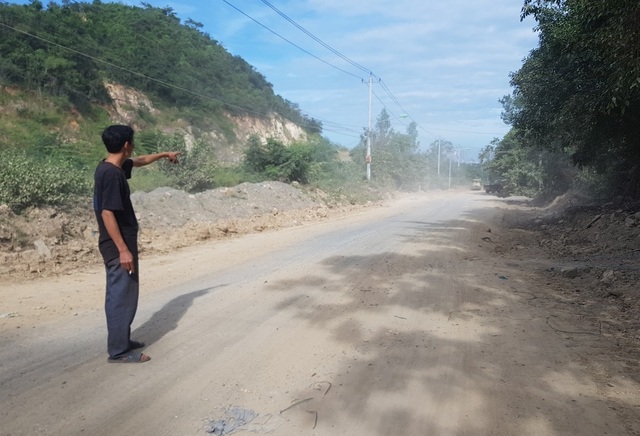 Thi công đường gây bụi mù mịt dịp giáp Tết - 3 Thi công đường gây bụi mù mịt dịp giáp Tết - 3