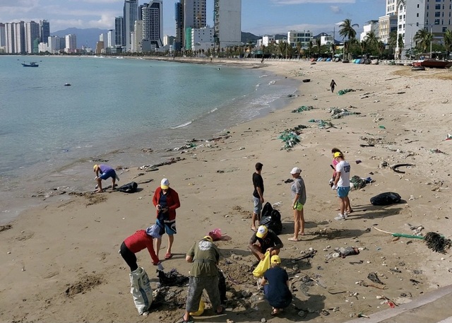 Kẹt lại vì Covid-19, nhóm khách nước ngoài nhặt rác trên bãi biển Nha Trang - 1 Kẹt lại vì Covid-19, nhóm khách nước ngoài nhặt rác trên bãi biển Nha Trang - 1