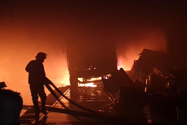 Ba xưởng phế liệu đổ sập trong đám cháy dữ dội - 3
