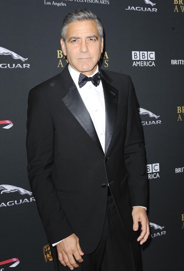 Tài tử George Clooney gây bất ngờ khi tiết lộ khả năng may vá - 2