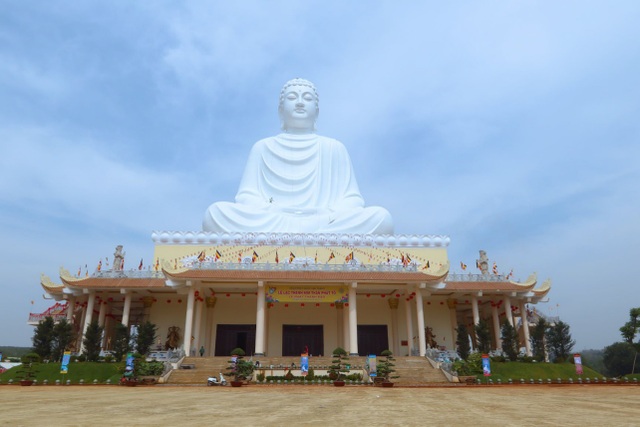 Ngôi chùa với tượng Phật cao: Hãy tới ngôi chùa với tượng Phật cao để chiêm bái tuyệt tác kiến trúc và sức hút tâm linh tuyệt vời của nó. Chiếc tượng cao đứng tỏa sáng, tràn ngập sức sống và đầy ý nghĩa tâm linh. Bạn sẽ bị thu hút bởi vẻ đẹp diệu kỳ của ngôi chùa này.