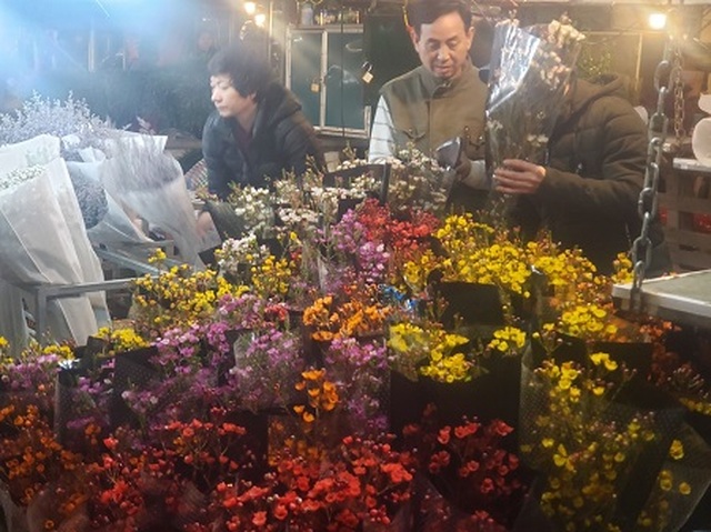 Chợ hoa Tết sầm uất nhất Hà Nội vắng chưa từng có vì dịch Covid-19 - 4