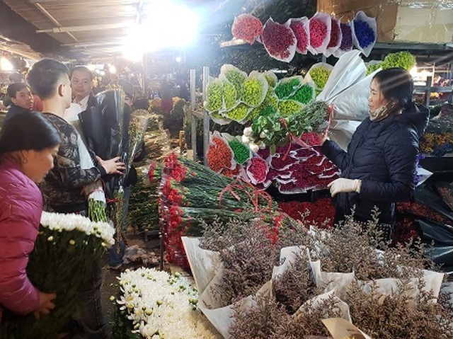 Chợ hoa Tết sầm uất nhất Hà Nội vắng chưa từng có vì dịch Covid-19 - 1