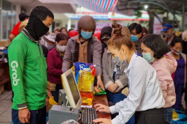 Chợ nhân đạo tặng 1.000 phiếu mua hàng miễn phí tới các hộ khó khăn - 5 Chợ nhân đạo tặng 1.000 phiếu mua hàng miễn phí tới các hộ khó khăn - 5