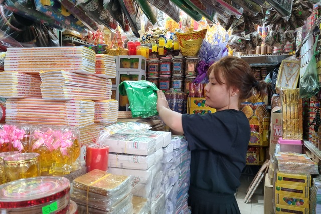 Thị trường Tết Đà Nẵng: Hàng hóa giảm mạnh, chợ vắng khách - 5 Thị trường Tết Đà Nẵng: Hàng hóa giảm mạnh, chợ vắng khách - 5