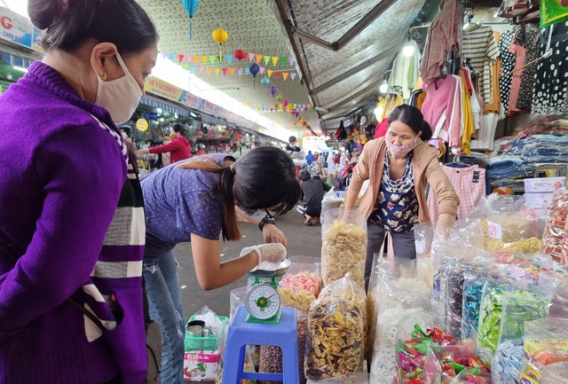 Thị trường Tết Đà Nẵng: Hàng hóa giảm mạnh, chợ vắng khách - 4 Thị trường Tết Đà Nẵng: Hàng hóa giảm mạnh, chợ vắng khách - 4