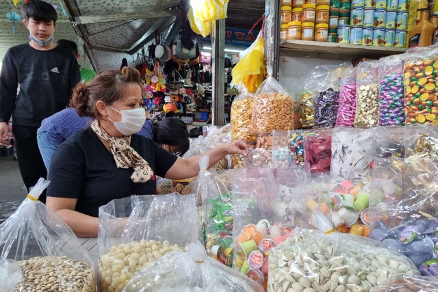 Thị trường Tết Đà Nẵng: Hàng hóa giảm mạnh, chợ vắng khách - 3 Thị trường Tết Đà Nẵng: Hàng hóa giảm mạnh, chợ vắng khách - 3