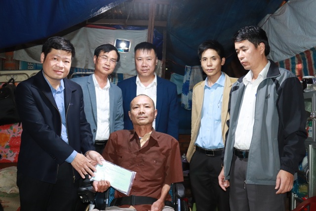 Phó Chủ tịch TP Buôn Ma Thuột tặng xe lăn hoàn cảnh nhân ái báo Dân trí - 1 Phó Chủ tịch TP Buôn Ma Thuột tặng xe lăn hoàn cảnh nhân ái báo Dân trí - 1