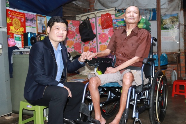 Phó Chủ tịch TP Buôn Ma Thuột tặng xe lăn hoàn cảnh nhân ái báo Dân trí - 3