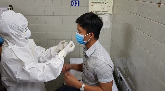 Có ca bệnh mới, TPHCM lấy mẫu xét nghiệm nhân viên sân bay Tân Sơn Nhất - 1