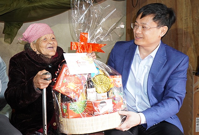 Thăm, tặng quà Tết tới Bà mẹ Việt Nam anh hùng ở huyện miền núi