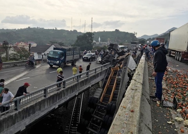 Xe đầu kéo rơi xuống gầm cầu, đường sắt bị gián đoạn nhiều giờ - 1 Xe đầu kéo rơi xuống gầm cầu, đường sắt bị gián đoạn nhiều giờ - 1