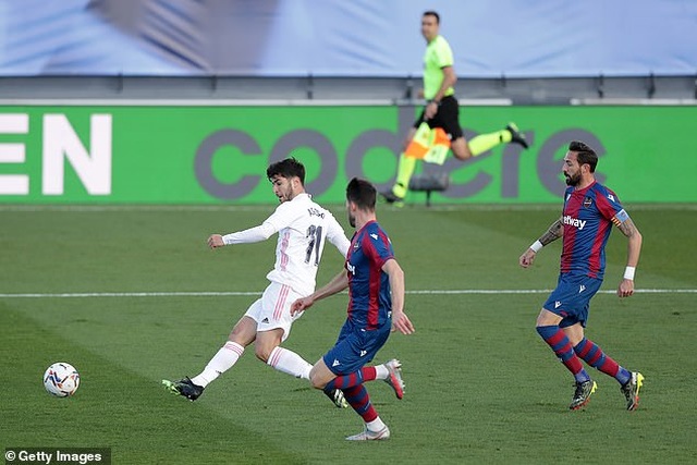 Nhận thẻ đỏ sớm, Real Madrid thua cay đắng trước Levante - 2 Nhận thẻ đỏ sớm, Real Madrid thua cay đắng trước Levante - 2