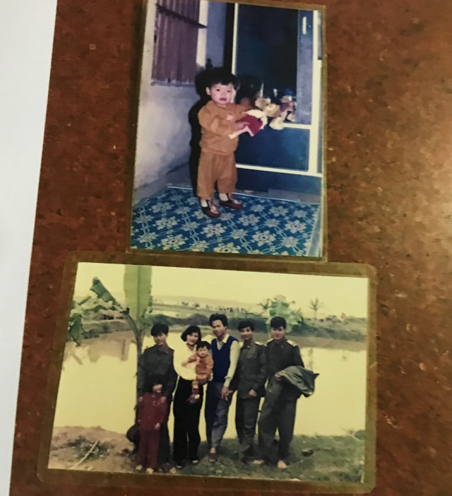 Vụ thu hồi đất vô lý dân kiện chính quyền ra tòa: Đổ lỗi về địa phương - 8 Những bức ảnh mà gia đình ông Nguyễn Tân Phúc chụp từ năm 1994 trên căn nhà và thửa đất của mình. Vì thế ông đề nghị đoàn thanh tra cần làm rõ, công tâm xác nhận thời điểm và quá trình sử dụng đất của gia đình mình đó là mấu chốt của vụ việc.